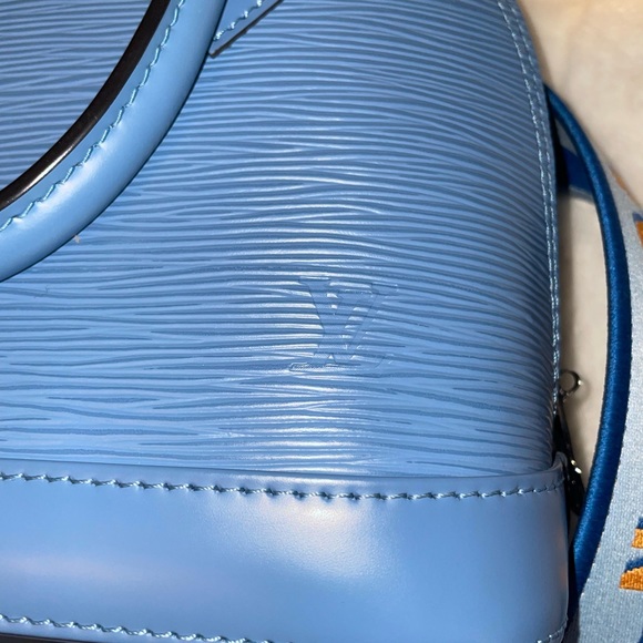 SOLD!! Louis Vuitton Alma BB - Picture 6 of 7